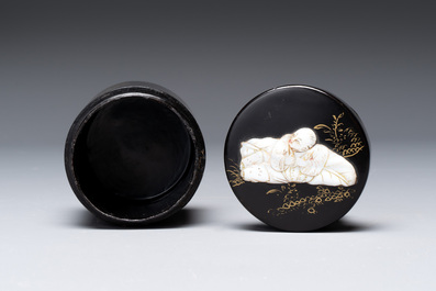 A varied collection of three Chinese brush pots, two sculptures, a lacquered covered box and a marble-inlaid wooden table screen, 20th C.