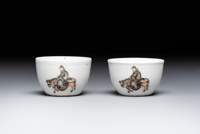 A Chinese grisaille- and iron-red-decorated covered teapot and four cups, 19th C.