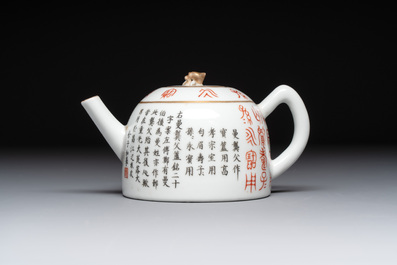 A Chinese grisaille- and iron-red-decorated covered teapot and four cups, 19th C.