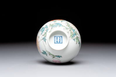 A fine Chinese famille rose bowl with floral design, Yongzheng mark, 20th C.
