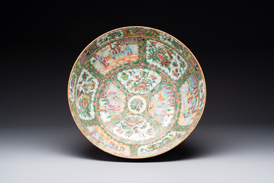 A Chinese Canton famille rose covered vase and two bowls, 19th C.