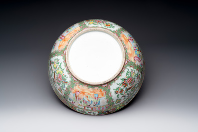 A Chinese Canton famille rose covered vase and two bowls, 19th C.