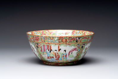 A Chinese Canton famille rose covered vase and two bowls, 19th C.