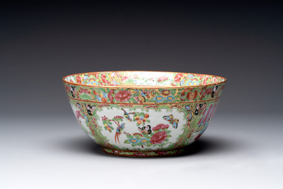 A Chinese Canton famille rose covered vase and two bowls, 19th C.