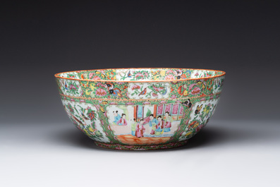 A Chinese Canton famille rose covered vase and two bowls, 19th C.