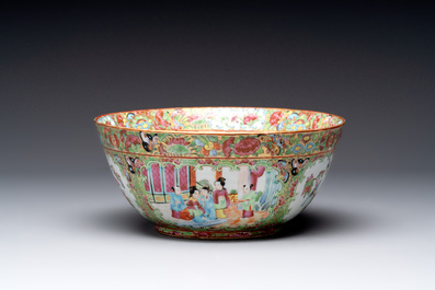 A Chinese Canton famille rose covered vase and two bowls, 19th C.