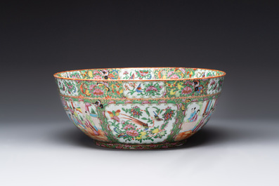 A Chinese Canton famille rose covered vase and two bowls, 19th C.