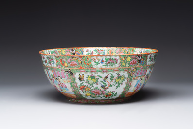 A Chinese Canton famille rose covered vase and two bowls, 19th C.