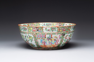 A Chinese Canton famille rose covered vase and two bowls, 19th C.