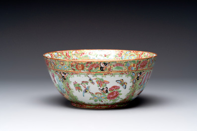 A Chinese Canton famille rose covered vase and two bowls, 19th C.