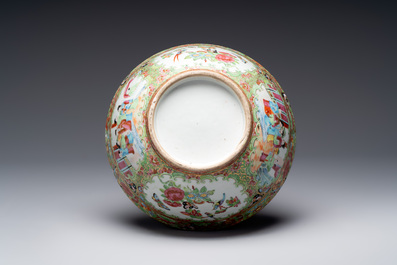 A Chinese Canton famille rose covered vase and two bowls, 19th C.