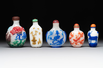 A collection of 14 Peking glass snuff bottles, 19/20th C.