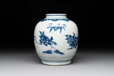 A Chinese blue and white 'dragon' plate and a 'floral' jarlet, Yongzheng mark, 17/18th C.