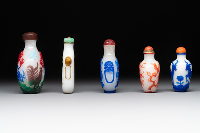 A collection of 14 Peking glass snuff bottles, 19/20th C.