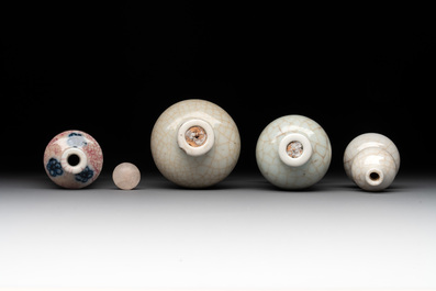 Three Chinese ge-type snuff bottles and a blue, white and ge-type snuff bottle, 19th C.