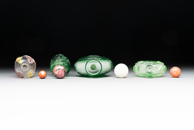 A collection of 14 Peking glass snuff bottles, 19/20th C.