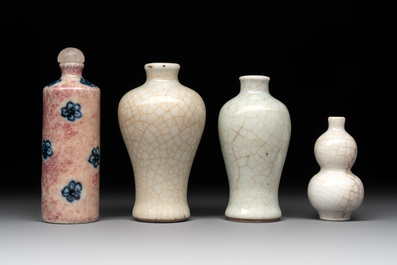 Three Chinese ge-type snuff bottles and a blue, white and ge-type snuff bottle, 19th C.
