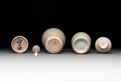 Three Chinese ge-type snuff bottles and a blue, white and ge-type snuff bottle, 19th C.
