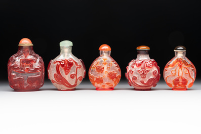 A collection of 14 Peking glass snuff bottles, 19/20th C.