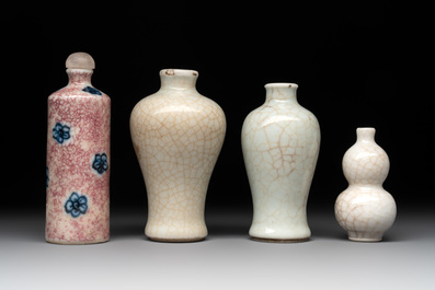 Three Chinese ge-type snuff bottles and a blue, white and ge-type snuff bottle, 19th C.