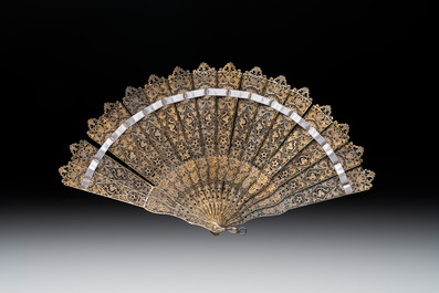 A Chinese gilt filigree silver fan with floral design, 19/20th C.