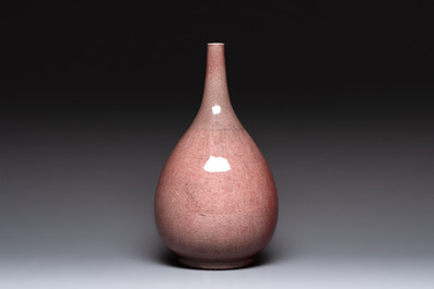 A Chinese copper-red-glazed vase, 18/19th C.