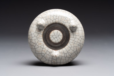 A Chinese ge-type tripod censer, 18/19th C.