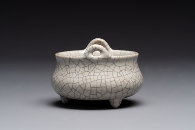 A Chinese ge-type tripod censer, 18/19th C.