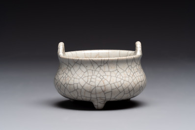 A Chinese ge-type tripod censer, 18/19th C.