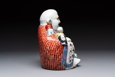 A Chinese famille rose Milefo Buddha, Zhu Yishun 朱義順 mark, 20th C.