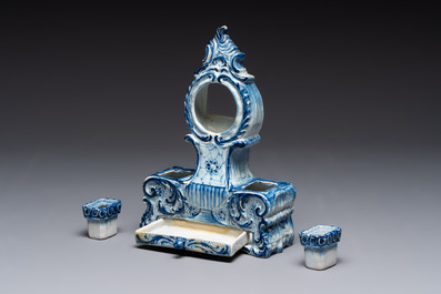 A blue and white Dutch Delft inkwell with pocket watch holder, 18th C.