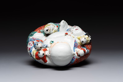 A Chinese famille rose Milefo Buddha, Zhu Yishun 朱義順 mark, 20th C.