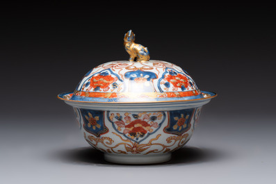 A Chinese Imari-style armorial 'klapmuts' bowl and cover with the arms of Van Gellicum, Kangxi/Yongzheng