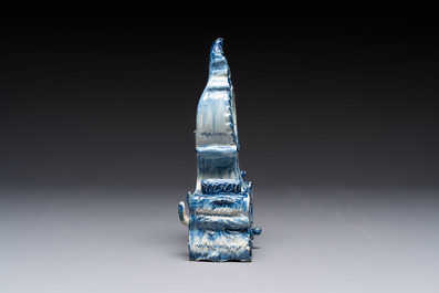 A blue and white Dutch Delft inkwell with pocket watch holder, 18th C.