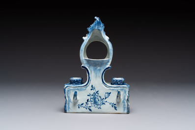 A blue and white Dutch Delft inkwell with pocket watch holder, 18th C.