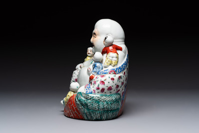 A Chinese famille rose Milefo Buddha, Zhu Yishun 朱義順 mark, 20th C.