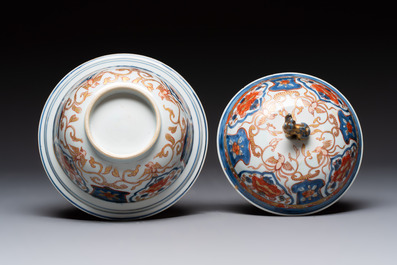 A Chinese Imari-style armorial 'klapmuts' bowl and cover with the arms of Van Gellicum, Kangxi/Yongzheng
