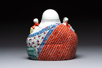 A Chinese famille rose Milefo Buddha, Zhu Yishun 朱義順 mark, 20th C.