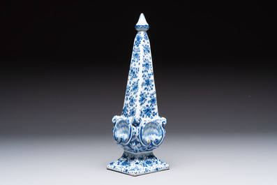 A blue and white Dutch Delft obelisk, late 17th C.