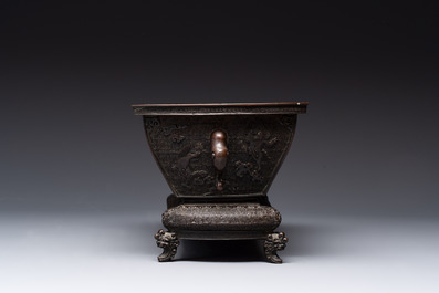 A Chinese bronze ritual wine vessel and a Japanese jardini&egrave;re, 17/19th C.
