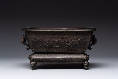 A Chinese bronze ritual wine vessel and a Japanese jardini&egrave;re, 17/19th C.