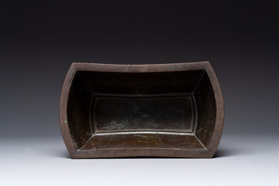 A Chinese bronze ritual wine vessel and a Japanese jardini&egrave;re, 17/19th C.