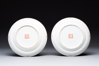 A pair of Chinese famille rose 'Wu Shuang Pu' plates, 19th C.