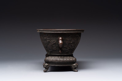 A Chinese bronze ritual wine vessel and a Japanese jardini&egrave;re, 17/19th C.