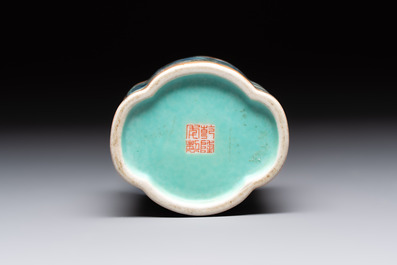 A Chinese famille rose 'faux-marbre' quadrifoil brush pot, Qianlong mark, 19th C.