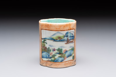 A Chinese famille rose 'faux-marbre' quadrifoil brush pot, Qianlong mark, 19th C.