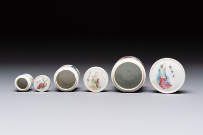 A set of five Chinese famille rose 'Wu Shuang Pu' nesting boxes and covers, 19th C.