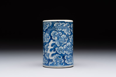 A Chinese blue and white 'dragon' brush pot and a qianjiang cai teapot, signed Wang Zhaoli 汪照藜, 19/20th C.