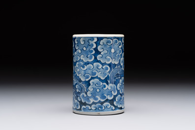A Chinese blue and white 'dragon' brush pot and a qianjiang cai teapot, signed Wang Zhaoli 汪照藜, 19/20th C.