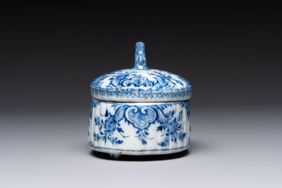 A small blue and white Dutch Delft tureen and cover with a foal finial, 18th C.
